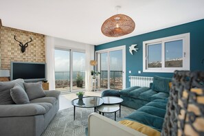 TV, stereo - Apartment 'Nazaré Dream View' with Sea View, Shared Pool and Wi-Fi (Nazaré)