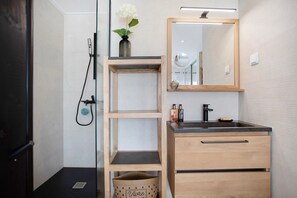 Shower, hair dryer, towels - Apartment 'Nazaré Dream View' with Sea View, Shared Pool and Wi-Fi (Nazaré)