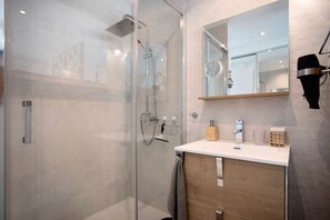 Douche, sèche-cheveux, serviettes fournies