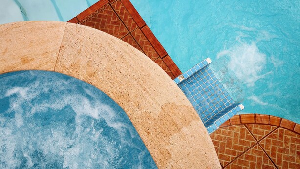 A pool with clear blue water, a tiled deck, and a brick structure. - Vacation Home "Casa Barriguita" with Mountain View, Private Pool & Wi-Fi (Yaiza)