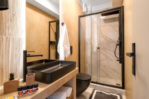 Bathtub, hair dryer, towels - Apartment 'Mella Roa Emer' with Sea View, Wi-Fi and Air Conditioning (???????)