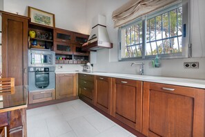 ثلاجة، ميكروويف، فرن، موقد طهي مسطح