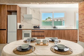 Fridge, oven, stovetop, coffee/tea maker