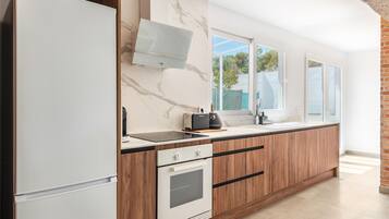 Een koelkast, een magnetron, een oven, een kookplaat