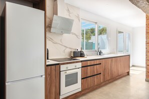 Fridge, microwave, oven, stovetop - Holiday Home 'La Bombonera' with Private Terrace, Wi-Fi and Air Conditioning (Catadau)