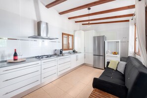 Fridge, microwave, oven, stovetop - Holiday Home 'La Bombonera' with Private Terrace, Wi-Fi and Air Conditioning (Catadau)