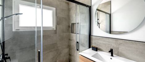 Dusche, Haartrockner, Handtücher