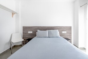 5 habitaciones, tabla de planchar con plancha y wifi gratis 
