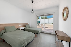 5 bedrooms, iron/ironing board, free WiFi, bed sheets - Holiday Home 'La Bombonera' with Private Terrace, Wi-Fi and Air Conditioning (Catadau)