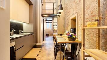 Frigorifero, microonde, forno, piano cottura