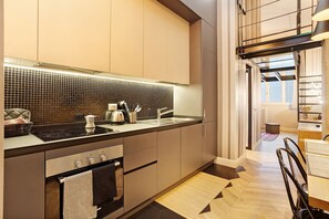 Fridge, microwave, oven, stovetop - Apartment 'Dezza Loft' with Private Terrace, Wi-Fi and Air Conditioning (Milano)