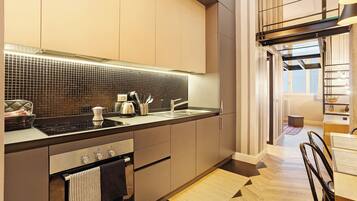 Réfrigérateur, micro-ondes, four, plaque de cuisson