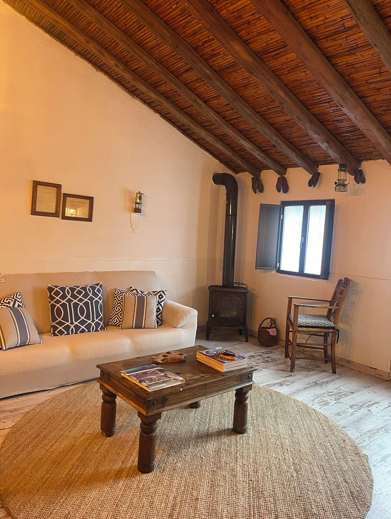 Una televisión, una chimenea