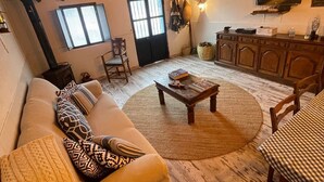 Una sala de estar acogedora con sofá, mesa de centro y piso de madera.