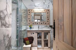 Badekar, hårtørrer, håndklæder