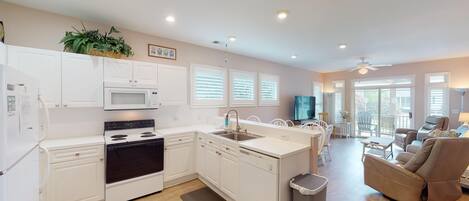 Réfrigérateur, micro-ondes, four, plaque de cuisson