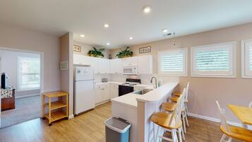 Jääkaappi, mikroaaltouuni, uuni, liesi