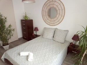 1 bedroom, bed sheets