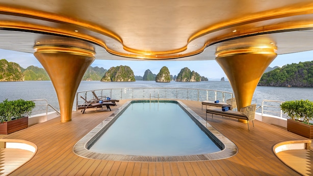 Un espace piscine offrant une vue sur la mer et les îles.