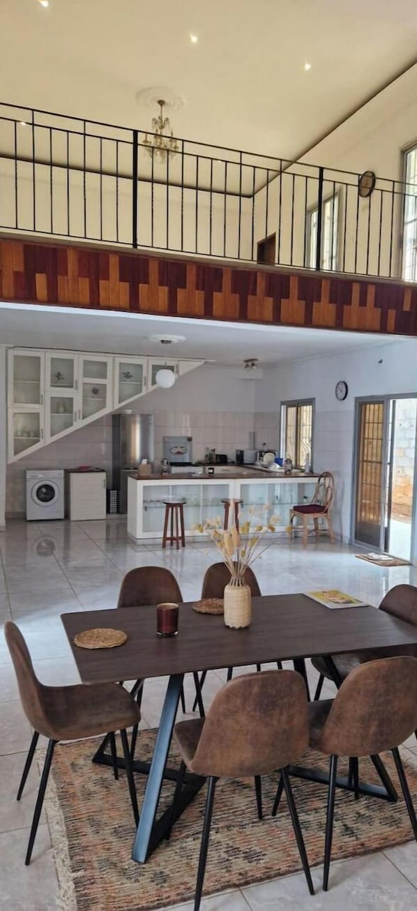 Dining - Appartement Neuf Chic Cosy Spacieux et Moderne (Yaoundé)