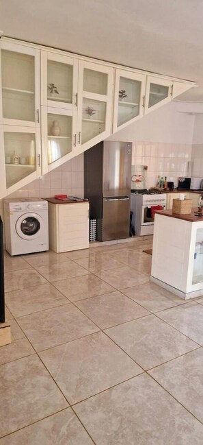 Fridge, microwave, oven, stovetop - Appartement Neuf Chic Cosy Spacieux et Moderne (Yaoundé)