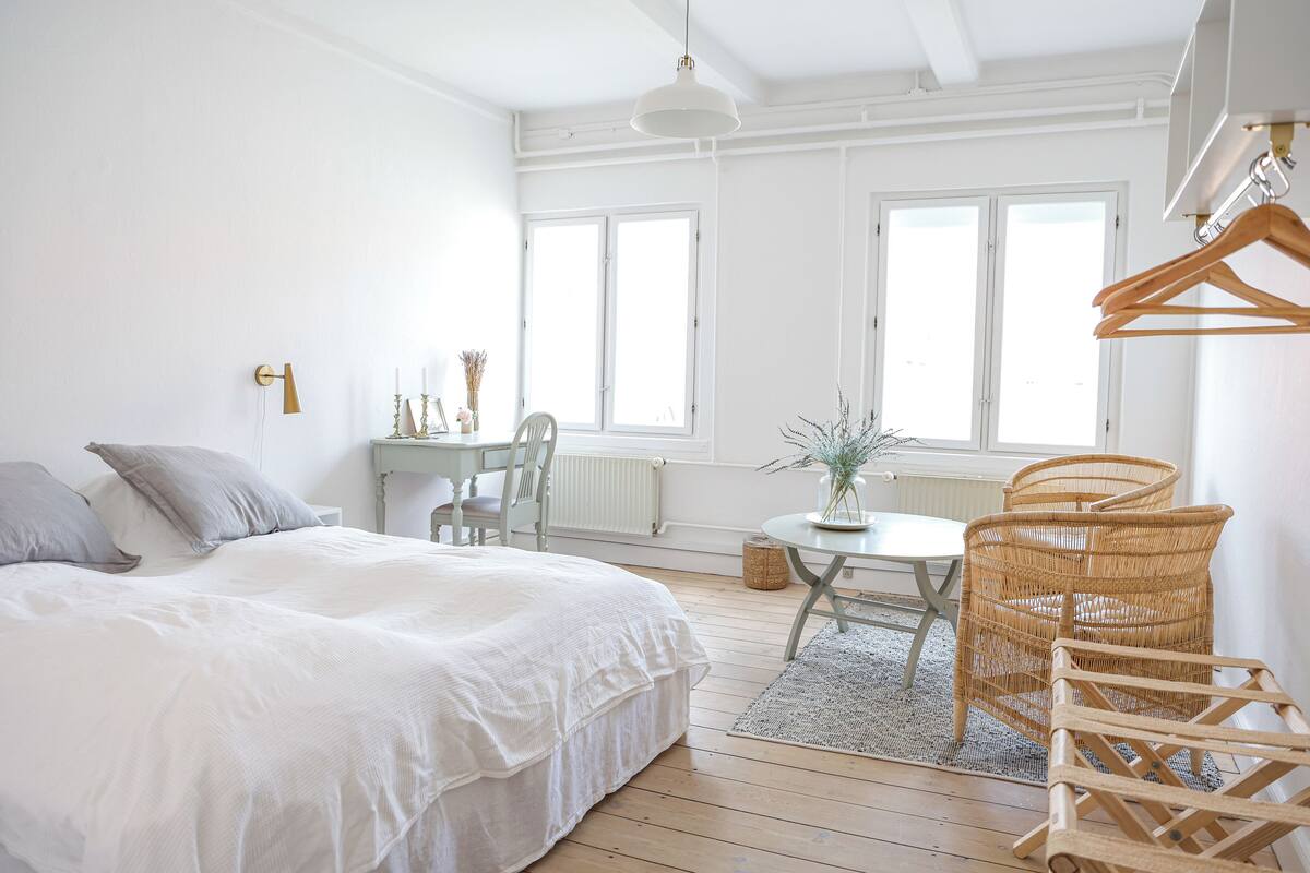 Standard Double Room - Private bath in hallway, not in room | 遮光布/窗簾、熨斗/熨衣板、免費無線上網、獨特裝潢