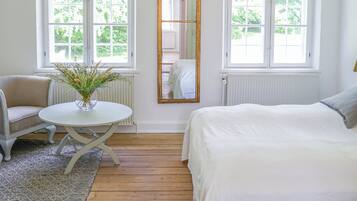 Deluxe Tek Büyük Yataklı Oda | Ayrı ayrı dekore edilmiş, ayrı ayrı döşenmiş, güneşlik/perde