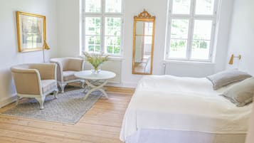 Deluxe Double Room | Individually decorated, individually furnished, blackout drapes