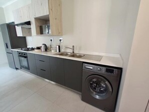 Réfrigérateur, four à micro-ondes, un four, surface de cuisson