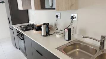 Køleskab, mikrobølgeovn, ovn, kogeplade