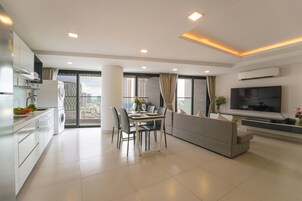Premium Duplex, 3 Bedrooms | Living area