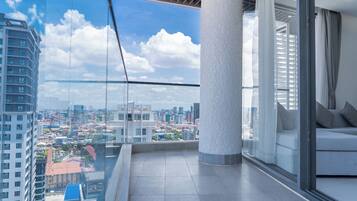 ์คํ ๋ค๋ ์ํํธ, ์นจ์ค 2๊ฐ, ๋ฐ์ฝ๋, ์๋ด ์ ๋ง | ํ
๋ผ์ค/ํํฐ์ค