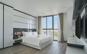 2-Bedroom Duplex Apartment River and City View | 1 bedroom, down duvets, pillow-top beds, in-room safe
