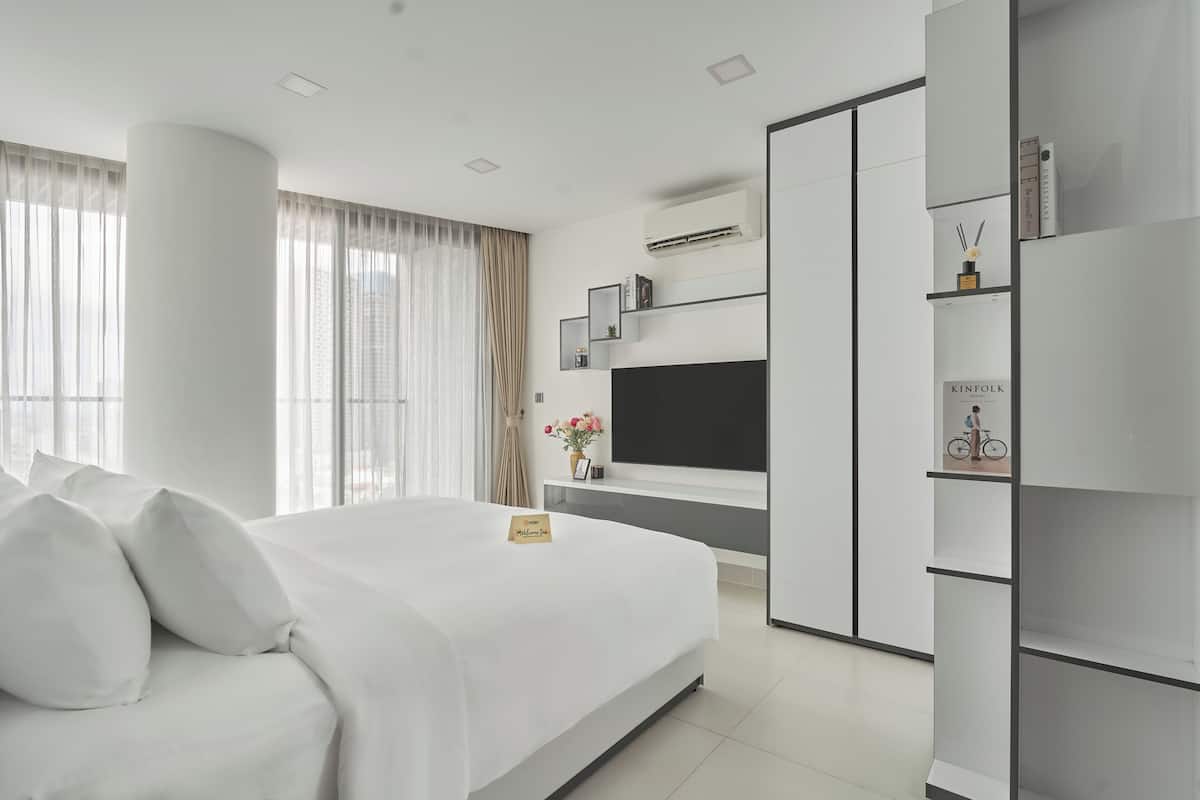 3- Bedroom Apartment River and City View | Living area