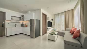 Lemari es, microwave, kompor, dan ketel listrik