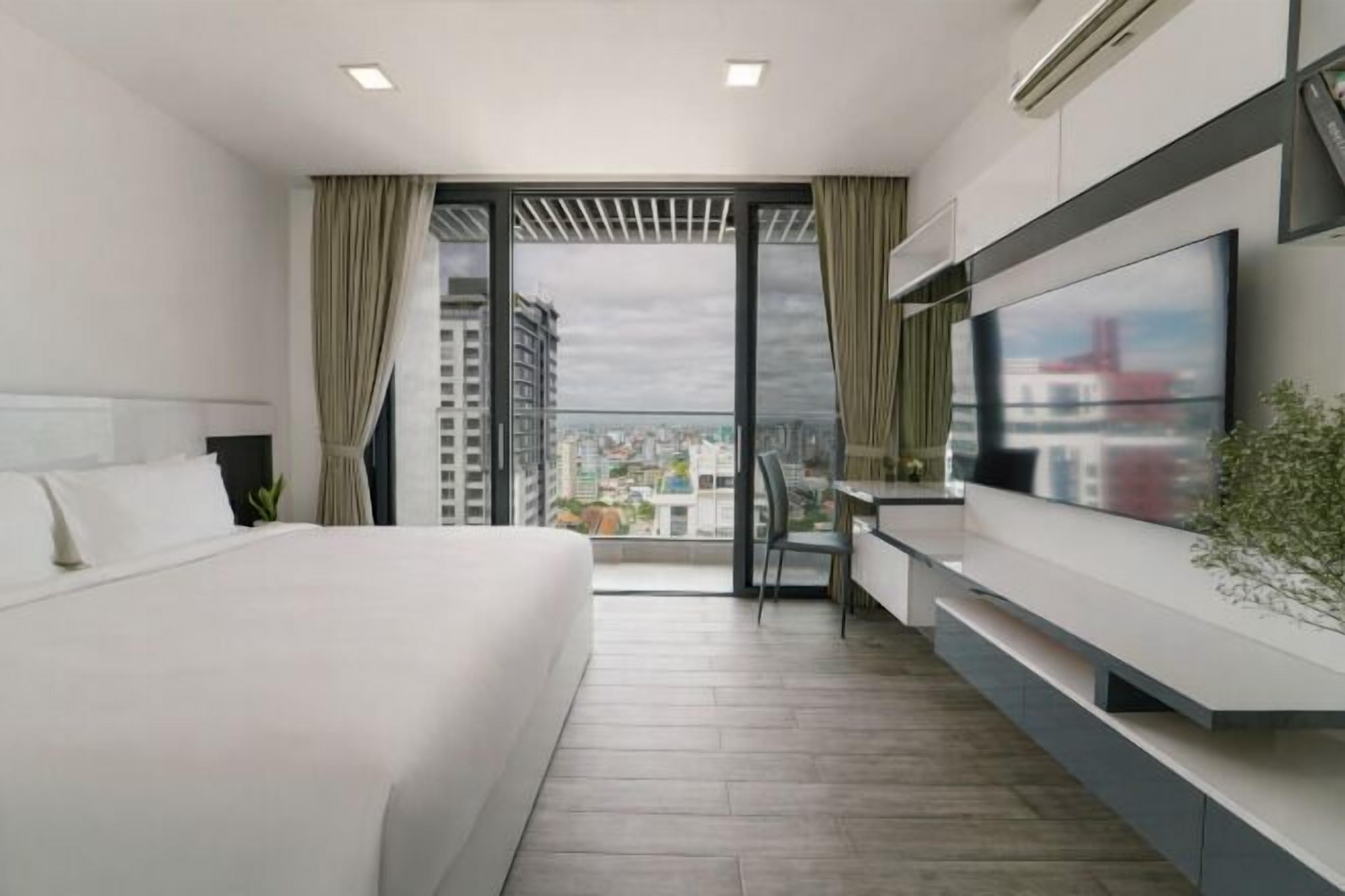 羽絨被、特厚豪華床墊、房內夾萬、書桌