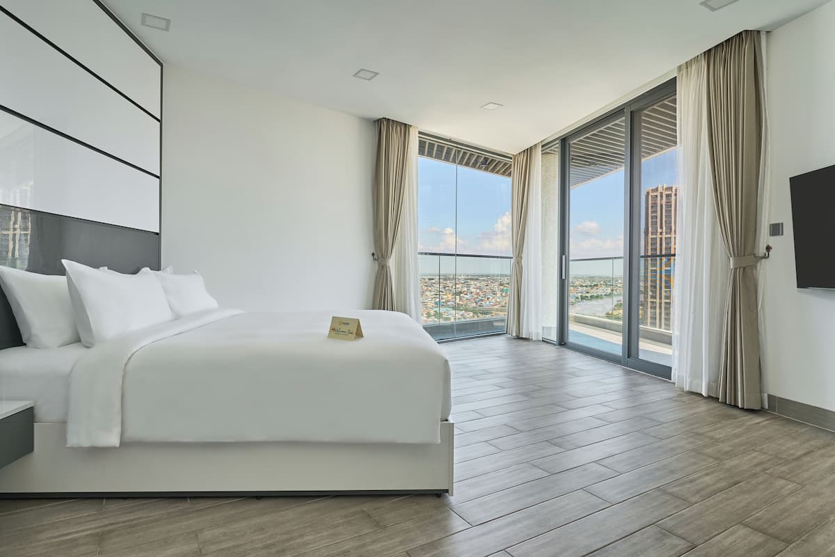 2-Bedroom Duplex Apartment River and City View | Living area