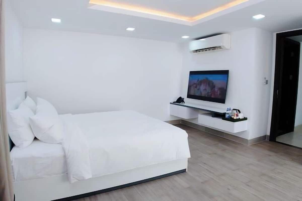 1 bedroom, down duvets, pillow-top beds, in-room safe