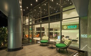 Mặt tiền nơi lưu trú - ban đêm