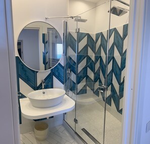 Een haardroger, een bidet, handdoeken, zeep