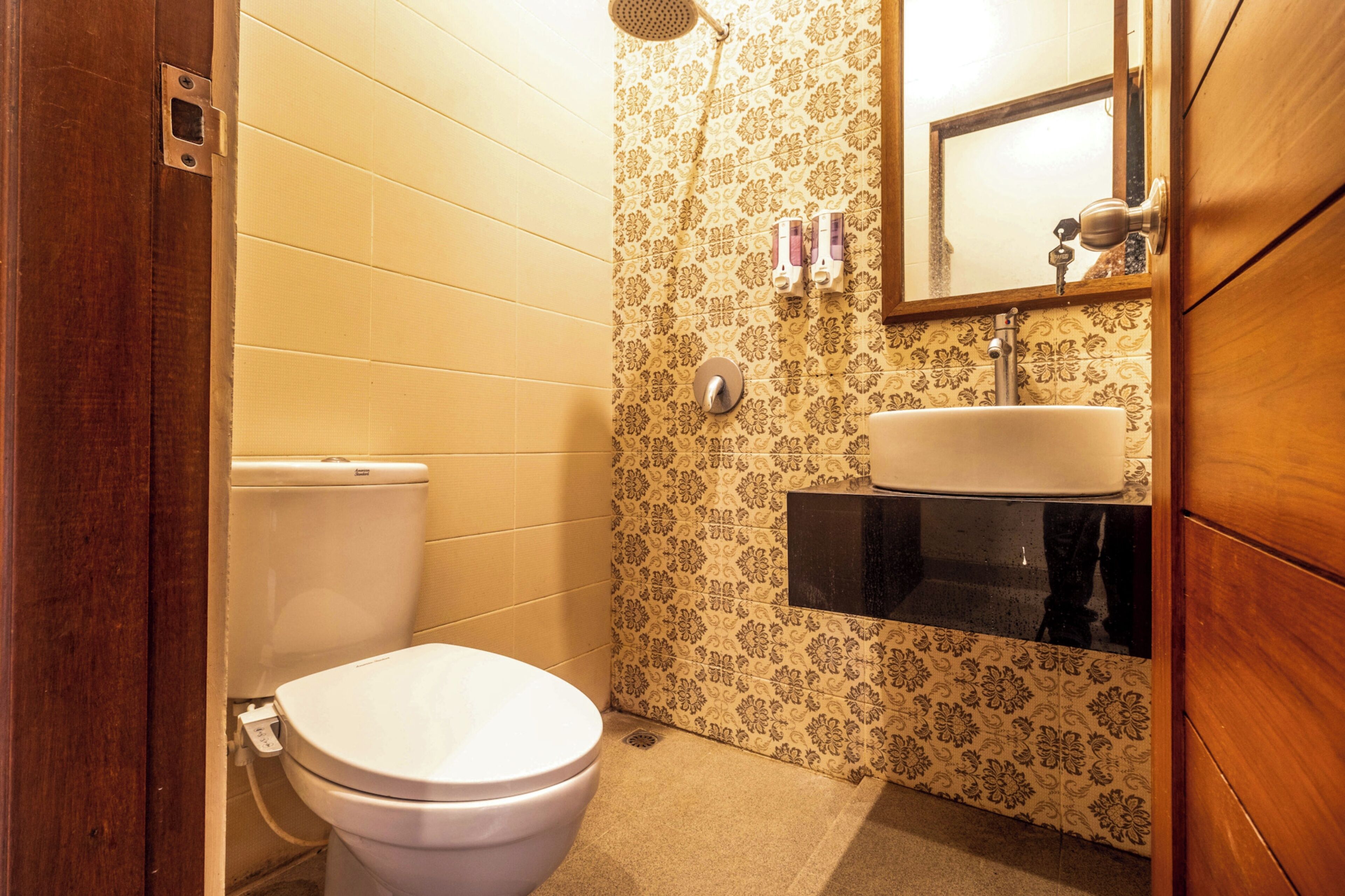Un baño con inodoro, lavabo y ducha.