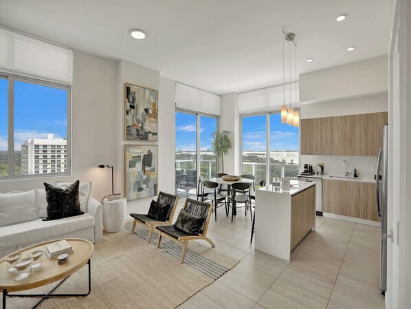 TV, offices - Urban Design 2 Bdrm Bay views Penthouse (Miami)