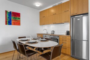 Micro-ondas, cooktop, lava-louças, cafeteira/chaleira