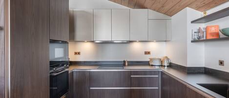 Kühlschrank, Ofen, Geschirrspüler, Wasserkocher mit Kaffee-/Teezubehör