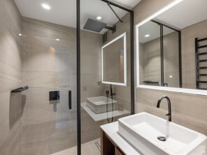 Secador de cabelo, toalhas de banho