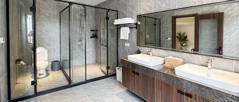 Familien-Doppel- oder -Zweibettzimmer | Badezimmer