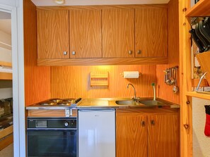Frigorifero, microonde, forno, macchina per tè/caffè