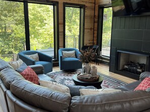Smart TV, fireplace, video games, table football - Riverfront Family Adventure Modern Cabin/Pickle Ball/Slide/Outdoor Shower (Eagletown)