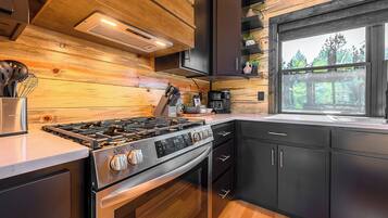 Een koelkast, een magnetron, een oven, een kookplaat