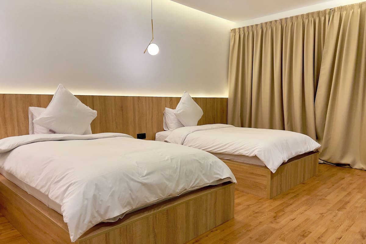 Twin Room | Desk, blackout drapes, free WiFi